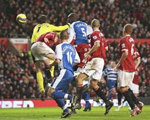 Images Dated 31st December 2006: Sonko rises above the Manchester Utd defence to level the score