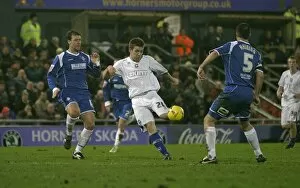 Images Dated 18th December 2006: Joe Gatting shoots for goal