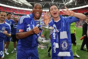 Chelsea Prints: Chelsea FC Print: Frank Lampard and Didier Drogba Celebrate FA Cup Victory